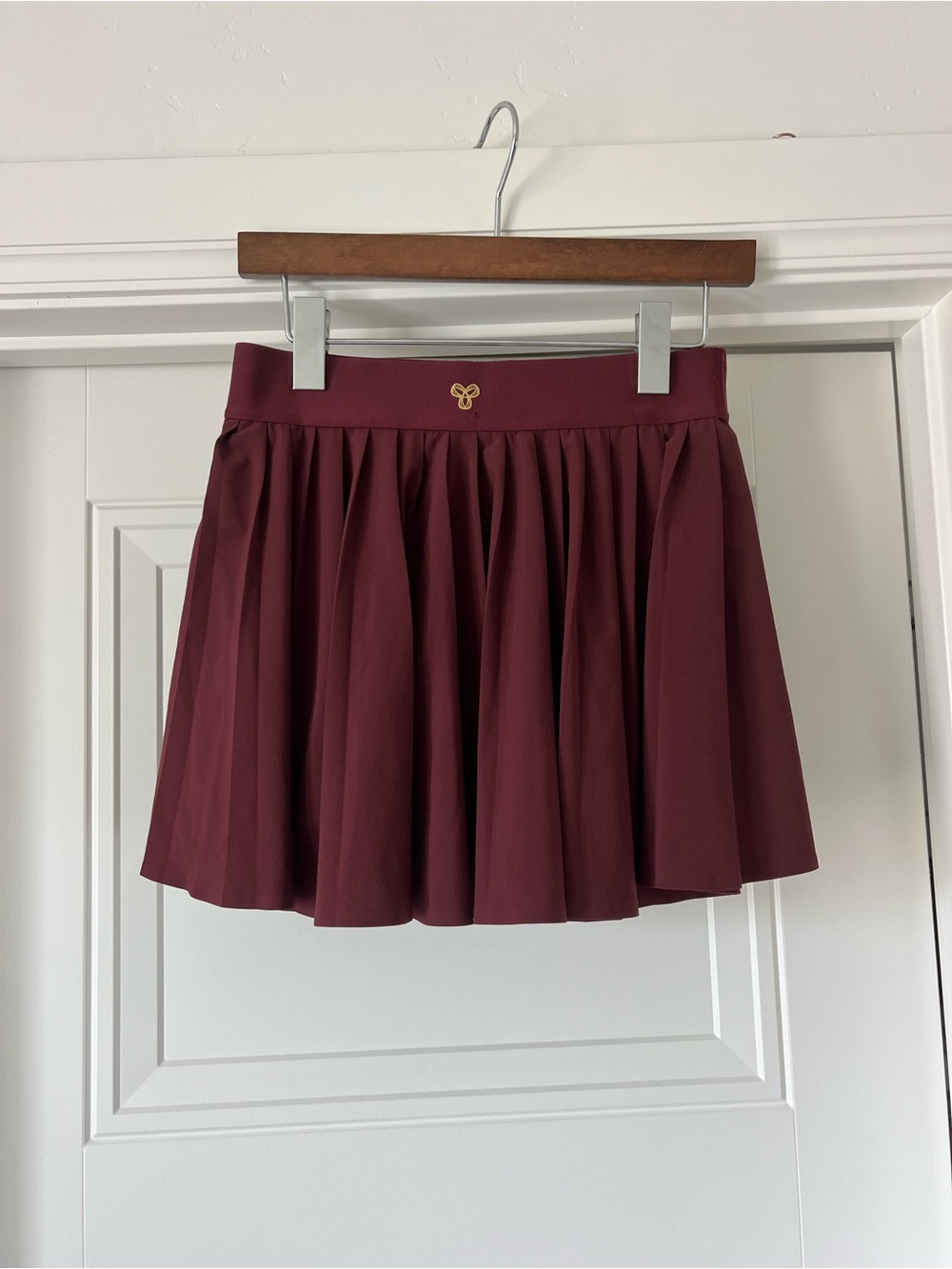 Aritzia Women’s Burgundy Pleated Skirt size small